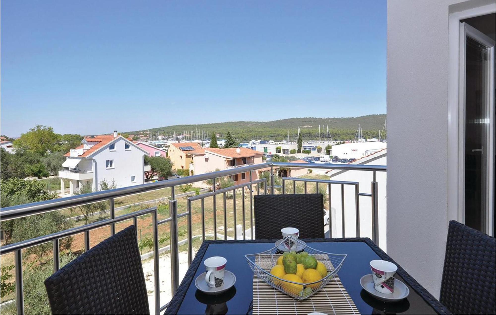 1 Bedroom Cozy Apartment In Bibinje Exteriör bild